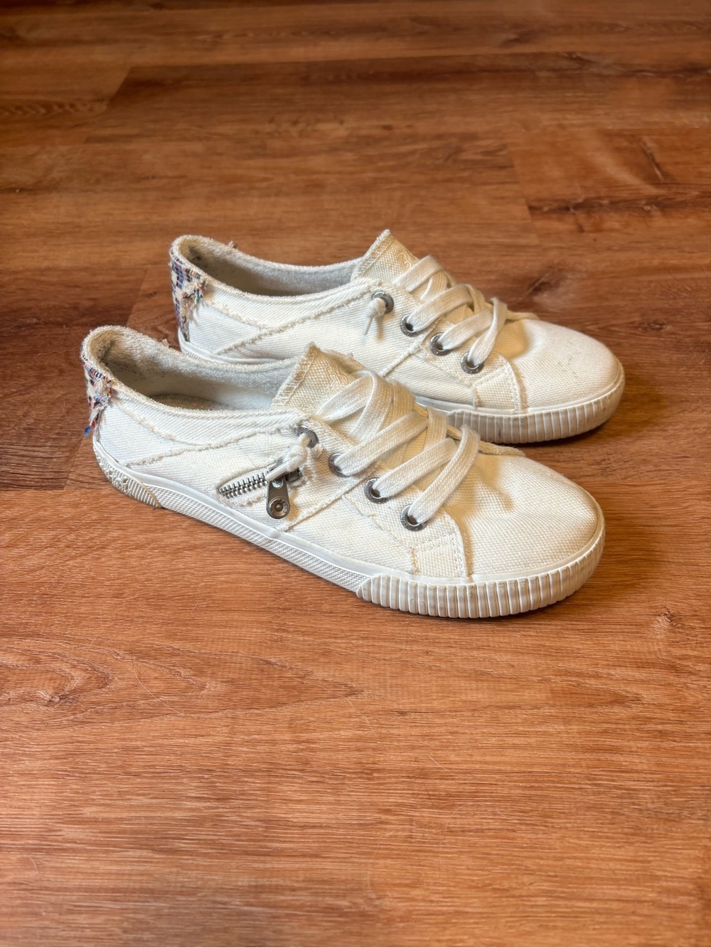Blowfish Malibu Casual Women's Canvas Sneakers in Off-White 6.5 - Picture 2 of 7